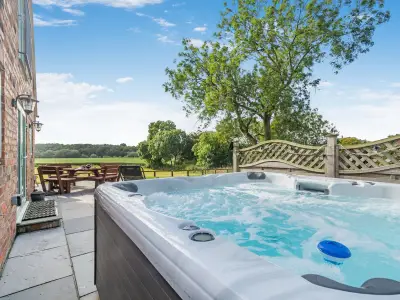 County Durham's Fisherman's Cottage: Tranquil Retreat with Hot Tub