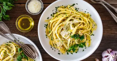Easy Spaghetti Aglio e Olio: 6 Ingredients, 10 Minutes, Italian Classic