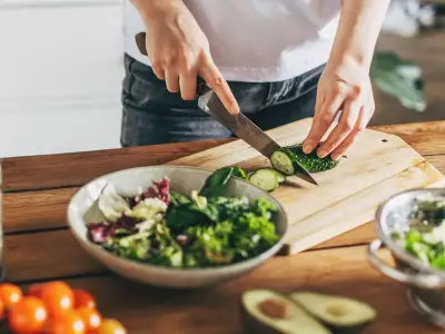 Keep Cucumbers Crisp for 19 Days with Paper Towels and Zip-Lock Bag
