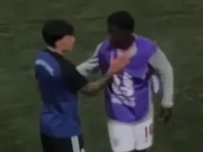Lisandro Martinez comforts Kobbie Mainoo after England World Cup exit