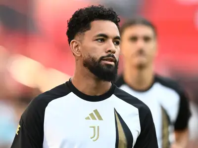 Man United handed perfect transfer opportunity as midfielder's 'dream' emerges