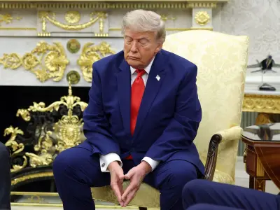 Sleepy Trump Slumps in Front of Golden Urns at White House Meeting