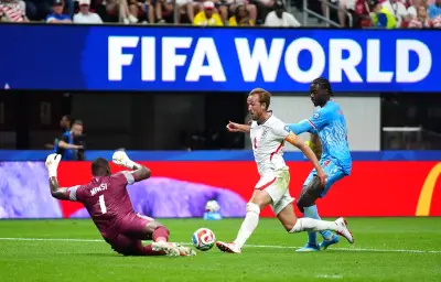 Wayne Rooney Backs Referee's No-Penalty Call on Harry Kane Dive