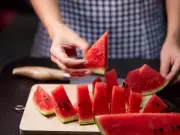 2 Pro Watermelon Cutting Techniques to Minimize Waste