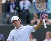 Alex de Minaur shakes off nerves to begin Wimbledon tilt with straight sets win