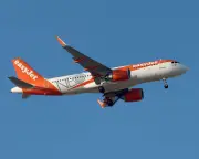 Apollo Ups EasyJet Bid to 715p, Triggering Bidding War