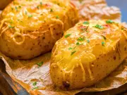 Baked potatoes better with salt coating before cooking