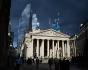 Bank of England Eases Capital Rules Despite AI and Debt Risks