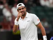 Berrettini sprints after Wawrinka to give him touching gift at Wimbledon