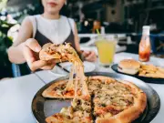 Brit tourist's Tenerife pizza and drink find leaves viewers amazed at price
