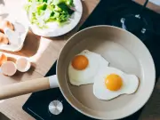 Chef swaps butter and olive oil for rapeseed oil to make perfect fried eggs