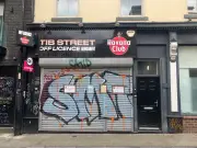 Crack pipes and knuckle dusters found at Northern Quarter shop lose licence