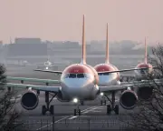EasyJet Board Backs £5.7bn Apollo Bid as Bidding War Erupts