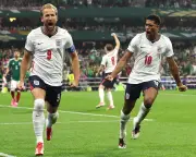England's 10 Men Hold Off Mexico in World Cup Thriller