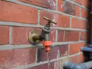 Entitled Neighbour Uses Outside Tap to Fill Pool, Homeowner Padlocks It