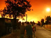 France wildfires: Hundreds evacuated by boat, two firefighters killed