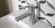 Hard Water Stains on Sinks Vanish with One Kitchen Item: Vinegar Hack