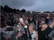 Hundreds of Pitbull Fans Enjoy Free Glasgow Gig From Hill in the Rain
