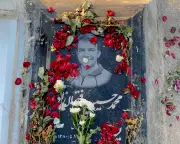 Iranian Families Mourn Protest Victims at Tehran Cemetery Six Months On