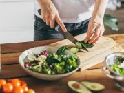 Keep Cucumbers Crisp for 19 Days with Paper Towels and Zip-Lock Bag