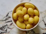 Keep Potatoes Fresh for Months: Simple Storage Tip Using an Apple