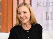 Lisa Kudrow Says Late Mum 'Woke Everybody Up' at Death, Then Sent Eerie 'MOM' Text