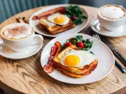 Make Perfect Fried Eggs in 1 Minute Using a Microwave – No Pan Needed