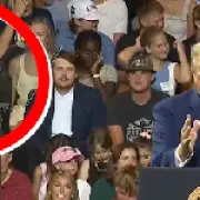Man mocks Trump directly behind his back during Georgia rally