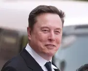 Musk Posted Twice as Often on UK Race and Immigration as on SpaceX Before IPO