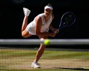 Noskova Leads Muchova 4-1 in First Set at Wimbledon