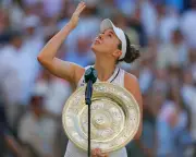 Noskova Overcomes Collapse to Win Wimbledon, Joins Czech Greats