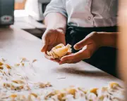 'Pasta windows': charming tradition or tourist trap?