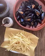 Peppered Mussels with Salty Fries: A Recipe by Rachel Roddy