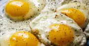 Perfect Fried Eggs in 30 Seconds Without a Frying Pan – No Mess