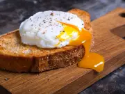 Perfect poached eggs in minutes using a microwave and mug