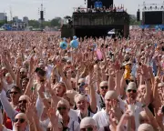 Pitbull and Fans Set Guinness World Record for Largest Bald Cap Gathering