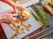 Simple Apple Storage Trick Keeps Potatoes Fresh for Months