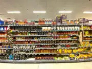 Supermarket trick for reaching top shelves leaves shoppers stunned