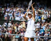 Tearful Iga Swiatek Overcomes Taylor Townsend in Emotional Wimbledon Defence Opener