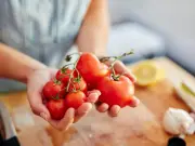 Tomatoes Stay Fresh for Two Weeks with Baking Soda and Vinegar Wash