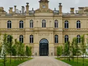 UK's Richest Family Held Bizarre Surrealist Ball That Inspired 'Eyes Wide Shut'