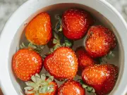 Vinegar Wash Keeps Strawberries Fresh Longer, Expert Reveals