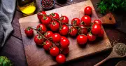 Washing Tomatoes with Baking Soda and Vinegar Keeps Them Fresh for 2 Weeks