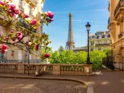 Woman Warns Paris Tourists of 'Friendly Stranger' Metro Scam