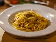 Woman's £1 Carbonara Recipe Serves 4 in 20 Minutes