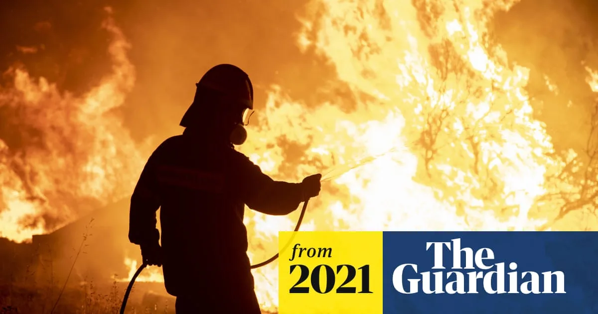 Wildfires force thousands to flee in Greece and Turkey amid heatwave