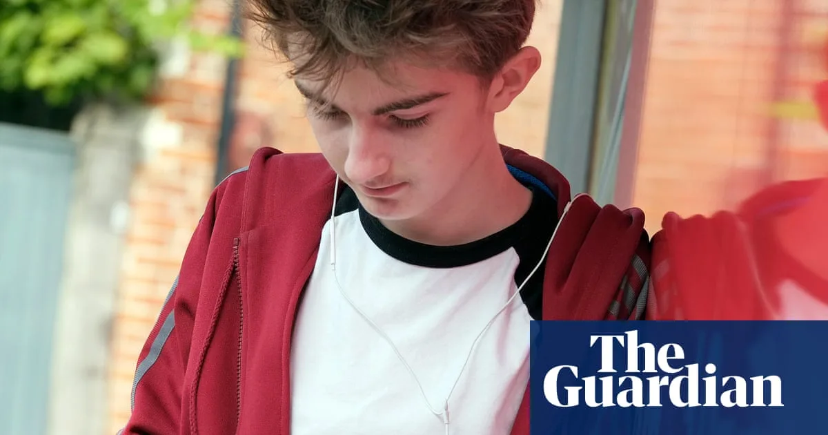 Teaching union urges UK ban on social media for under-16s