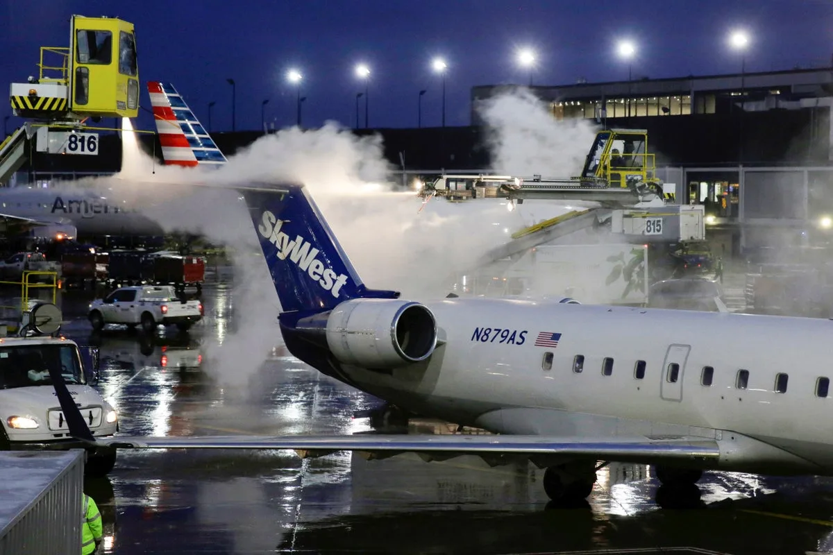 SkyWest flight diverted after passenger tries to open emergency exit
