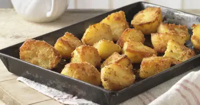 Baking soda in the boil makes roast potatoes crispier