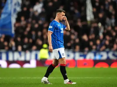 Barry Ferguson offers support to Rangers captain Lawrence Shankland